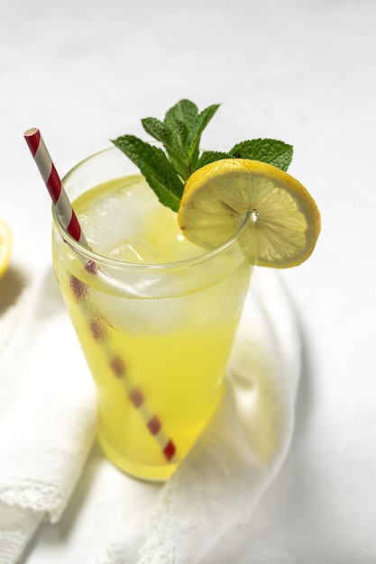 Cóctel de limonada casera fresca o mojito con menta de limón y hielo