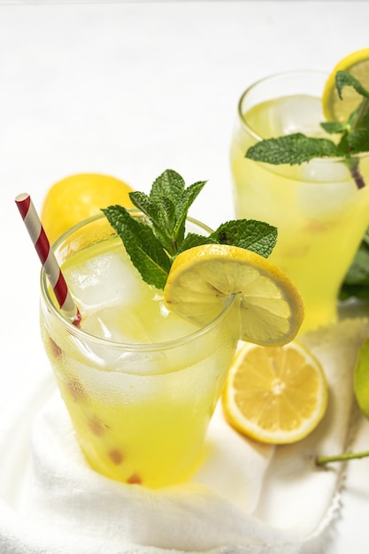 Cóctel de limonada casera fresca o mojito con menta de limón y hielo