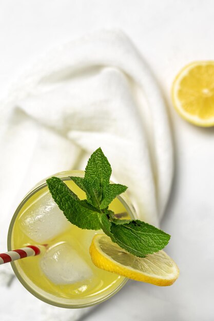 Cóctel de limonada casera fresca o mojito con menta de limón y hielo