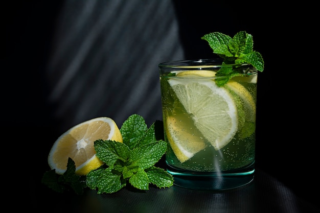 Cóctel de limonada o mojito con limón y menta, bebida refrescante fría con hielo