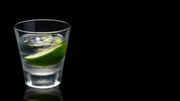 Cóctel de lujo Mojito de lima y vodka con hielo