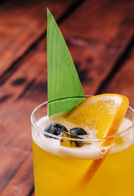 Cóctel mai tai con piña y ron