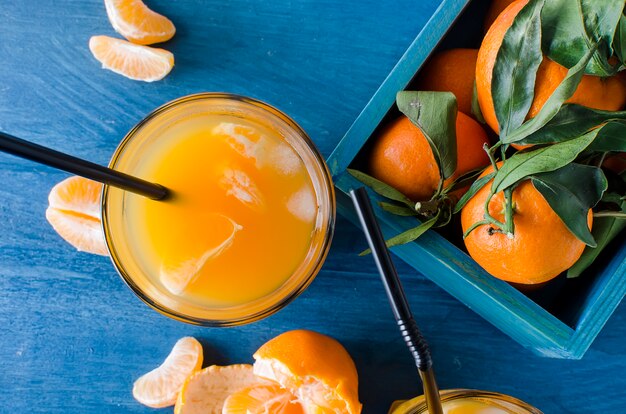 Cóctel con mandarinas, jugo y hielo.