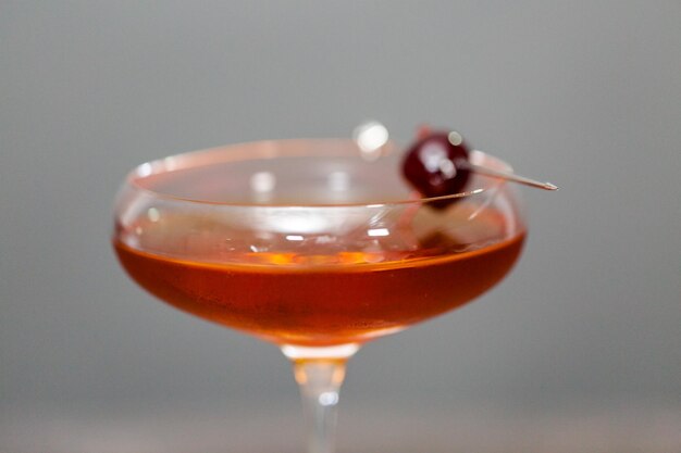 Cóctel Manhattan adornado con brandy de cereza.