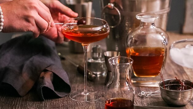 Cóctel Manhattan adornado con cereza al brandy.