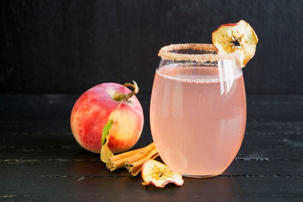 Cóctel de manzana y canela.