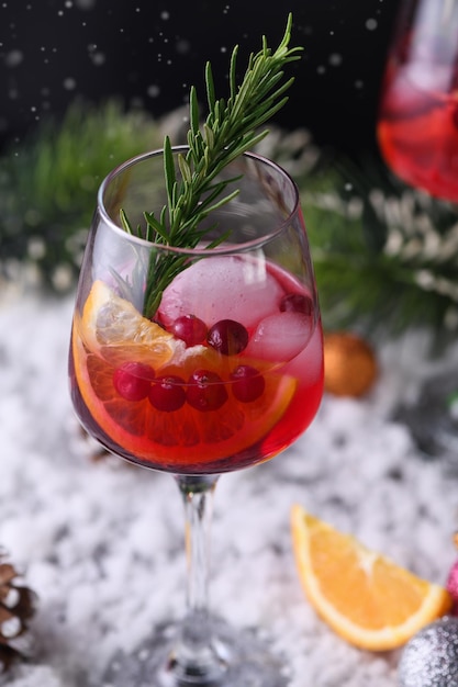 Cóctel Margarita con arándanos, naranja y romero. Un cóctel perfecto para una fiesta de Navidad.