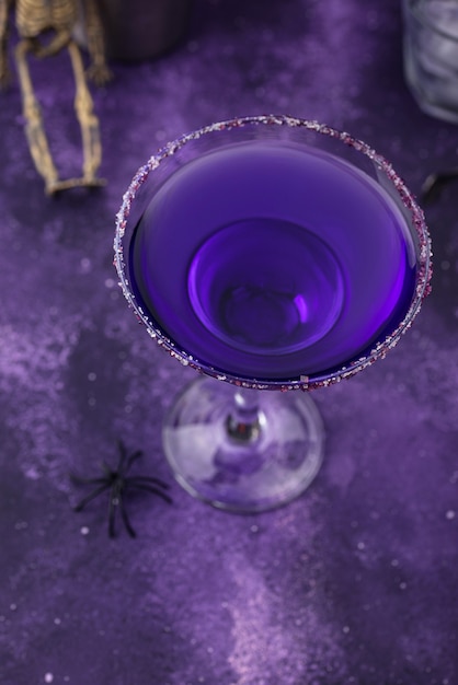 Cóctel de margarita de lavanda púrpura de Halloween