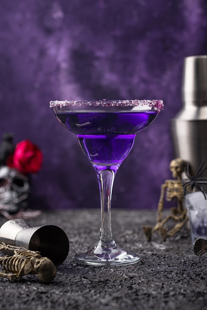 Cóctel de margarita de lavanda púrpura de halloween