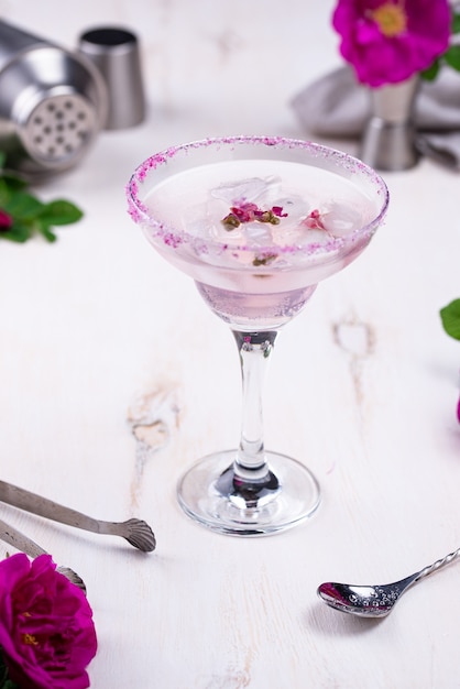 Cóctel de margarita rosa con jarabe de rosas