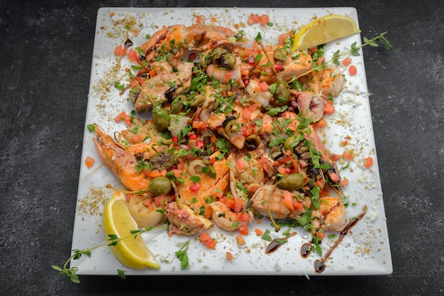 Cóctel de mariscos con alcaparras y hierbas en un plato