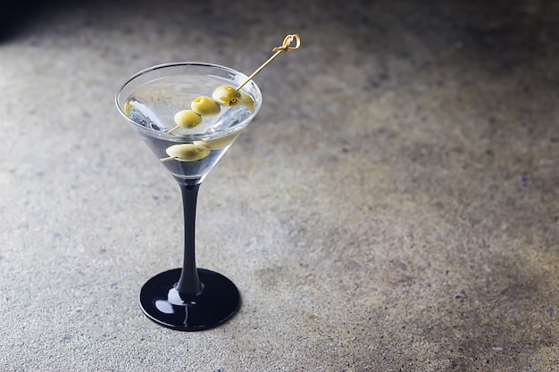 Cóctel de martini con aceitunas en piedra