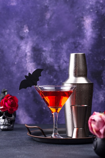 Cóctel de martini de Halloween sobre fondo morado