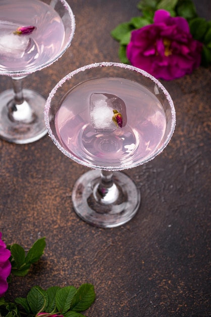 Cóctel de martini rosa con jarabe de rosas