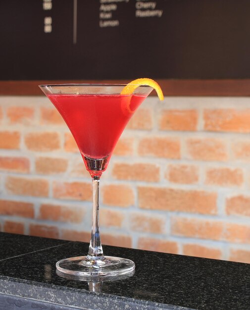 Foto un cóctel de martini rosado
