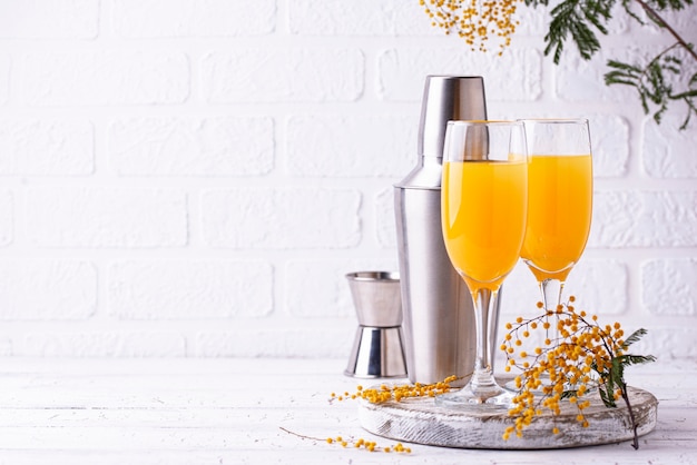 Cóctel de mimosa con jugo de naranja