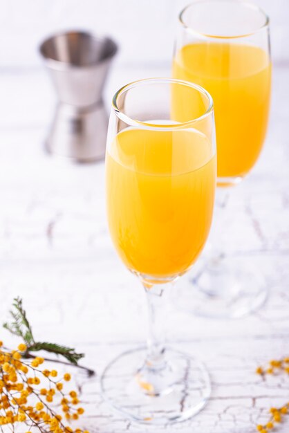 Foto cóctel de mimosa con jugo de naranja