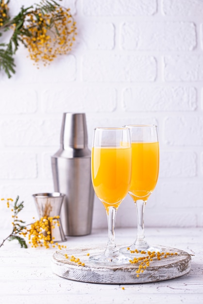 Cóctel de mimosa con jugo de naranja