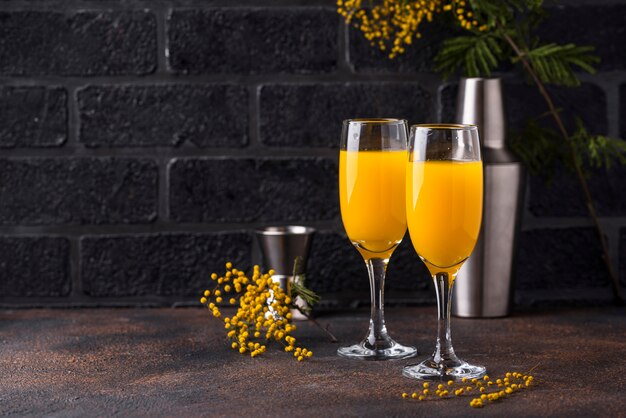 Cóctel de mimosa con jugo de naranja