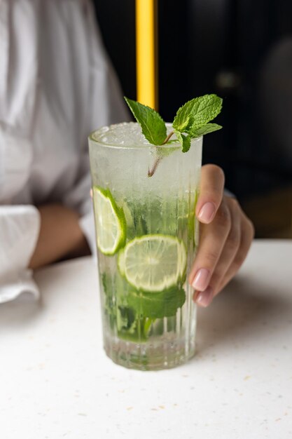 Foto cóctel de mojito alcohólico con lima y menta