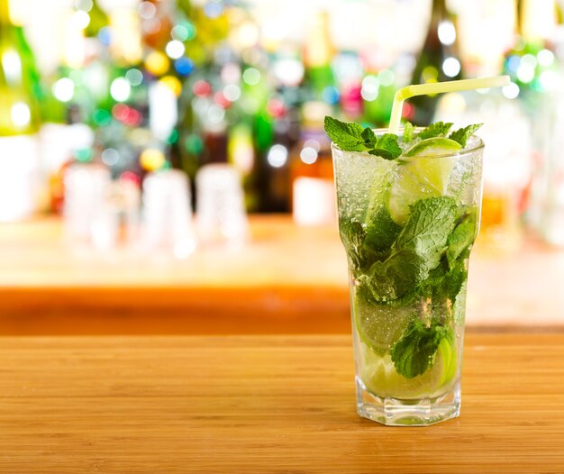 Cóctel Mojito en un bar