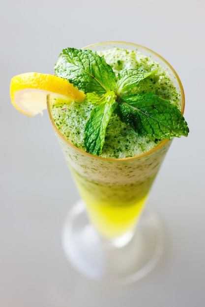 Cóctel Mojito de cerca con hojas de menta fresca