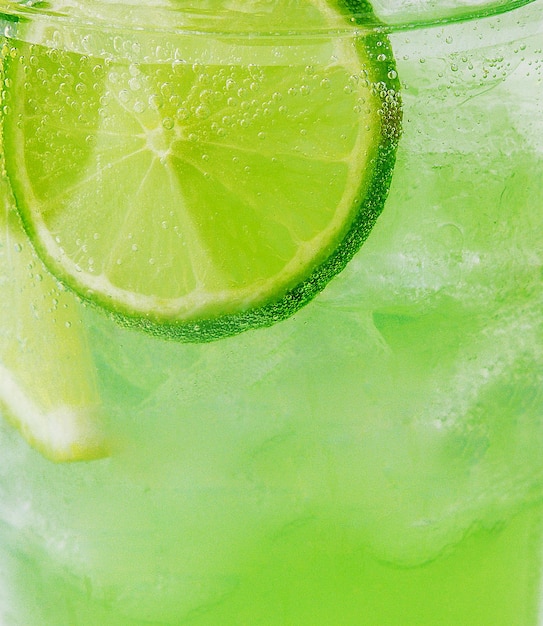 Cóctel mojito de cítricos con lima y menta