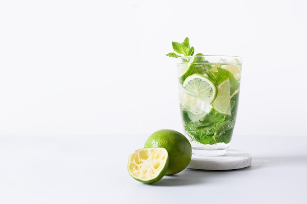 Cóctel de mojito clásico con limón y cubito de hielo