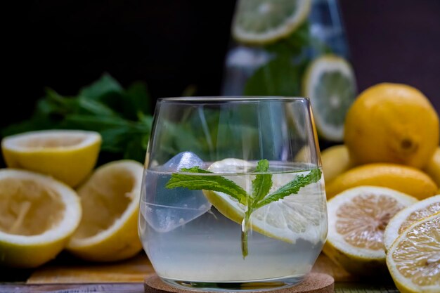 Cóctel de mojito cóctel refrescante con limón y limón limonada de menta en un vaso y botella