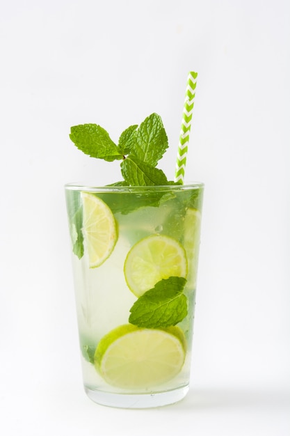 Foto cóctel mojito fresco en vaso en blanco