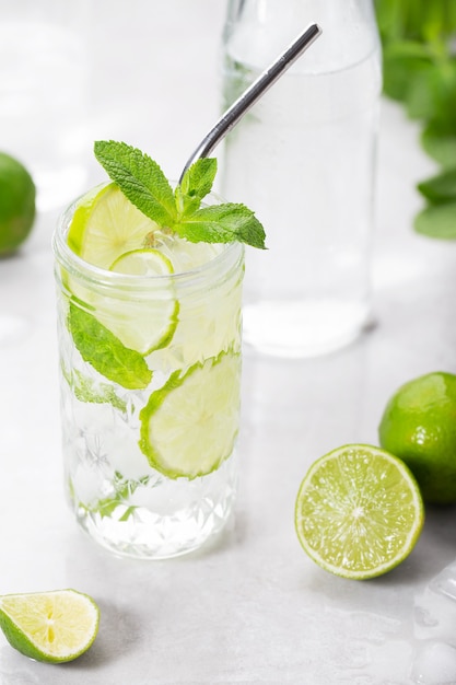 Cóctel de mojito con lima y menta en un highball