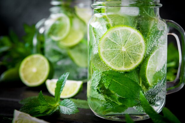 Cóctel de mojito con lima y menta en vaso alto