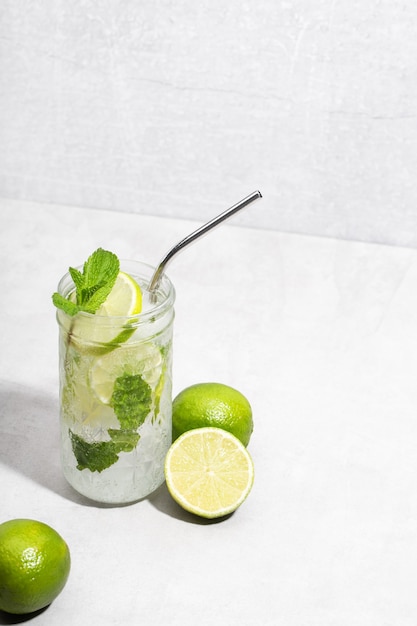 Cóctel de mojito con lima y menta