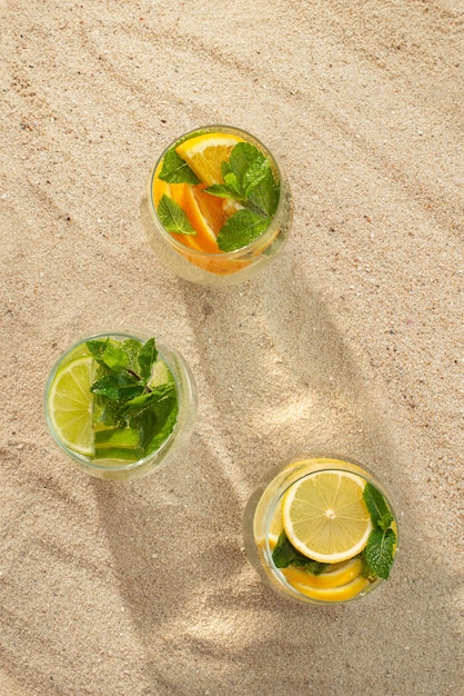 Cóctel de mojito con limón cítrico y naranja en la playa