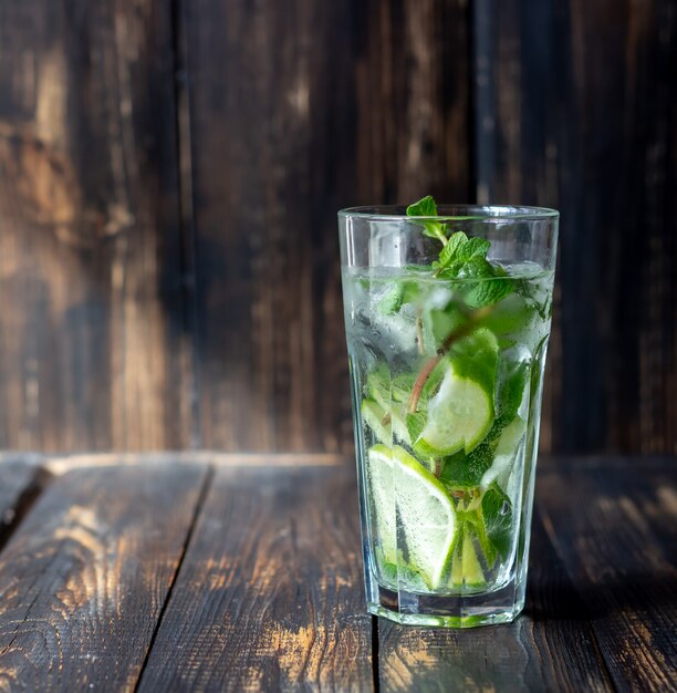 Cóctel mojito con limón, menta y hielo. Receta. Alcohol. Bebida de verano