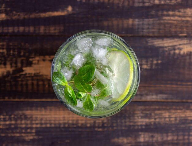 Cóctel mojito con limón, menta y hielo. Receta. Alcohol. Bebida de verano