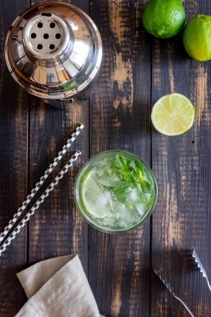 Cóctel mojito con limón, menta y hielo. Receta. Alcohol. Bebida de verano