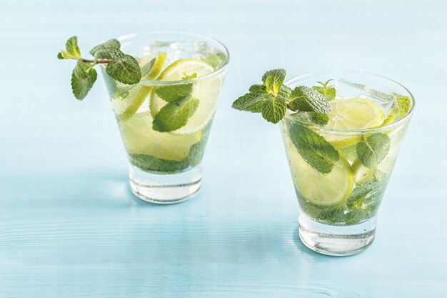 Cóctel de mojito con limón y menta