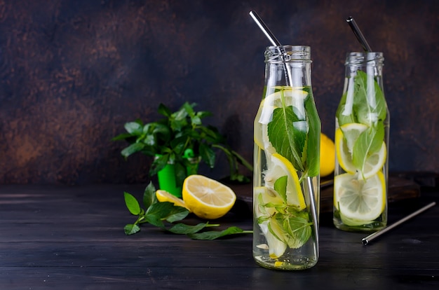 Cóctel Mojito con limones y menta en la oscuridad, concepto de bebidas de verano cóctel