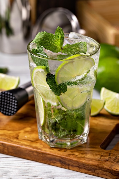 Cóctel mojito con menta lima y hielo