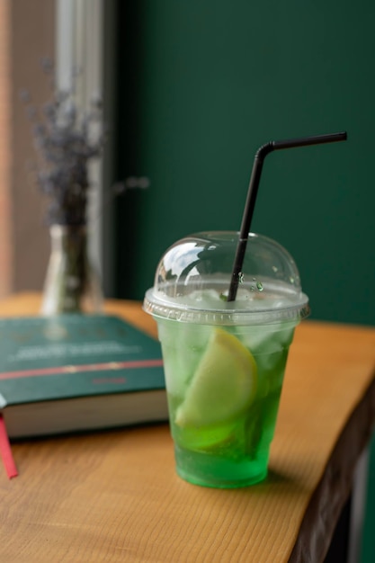 Cóctel de mojito en la mesa de la cafetería