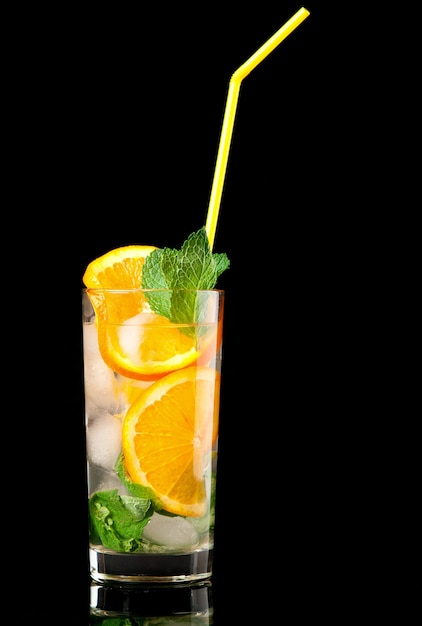 Cóctel Mojito naranja sobre fondo negro.