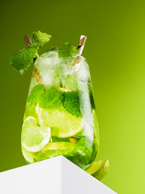 Cóctel mojito en el podio con dos tubos de papel