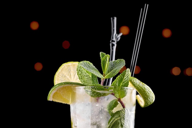 Cóctel Mojito sobre un fondo negro de cerca