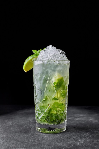 Cóctel Mojito sobre un fondo negro