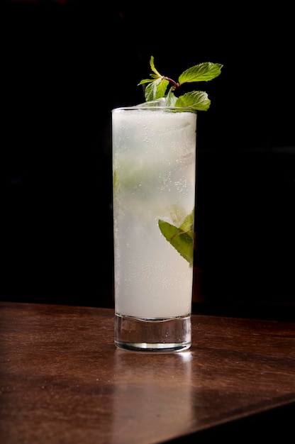 Cóctel mojito sobre fondo oscuro