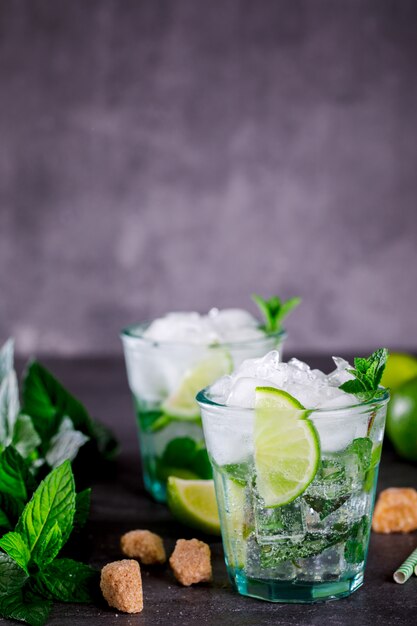 Cóctel Mojito en un vaso sobre una mesa