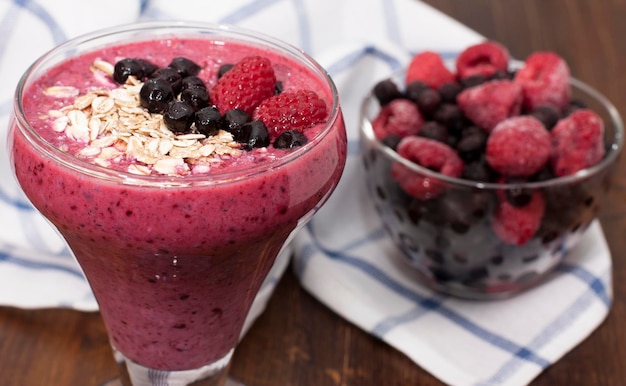 Cóctel de muesli de arándanos y frambuesas congeladas con yogur