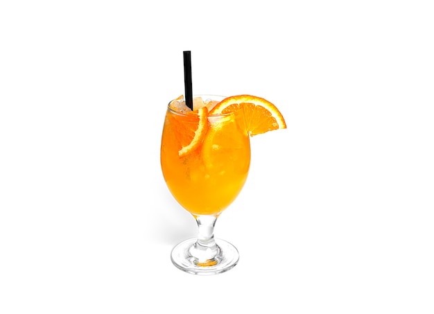 Cóctel de naranja aislado sobre un fondo blanco.