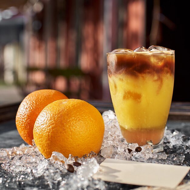 Cóctel de naranja y café con espacio para su texto.